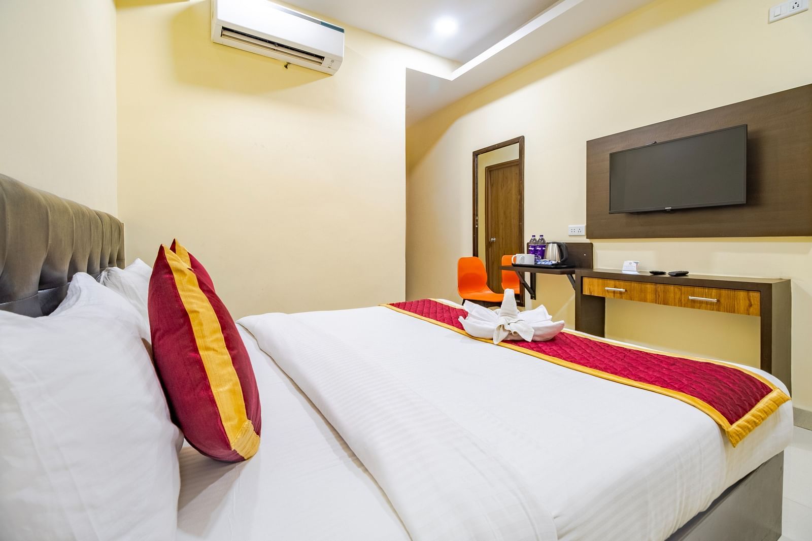 Grand room with a cosy bed and wall-mounted TV at Lemonridge Hotels