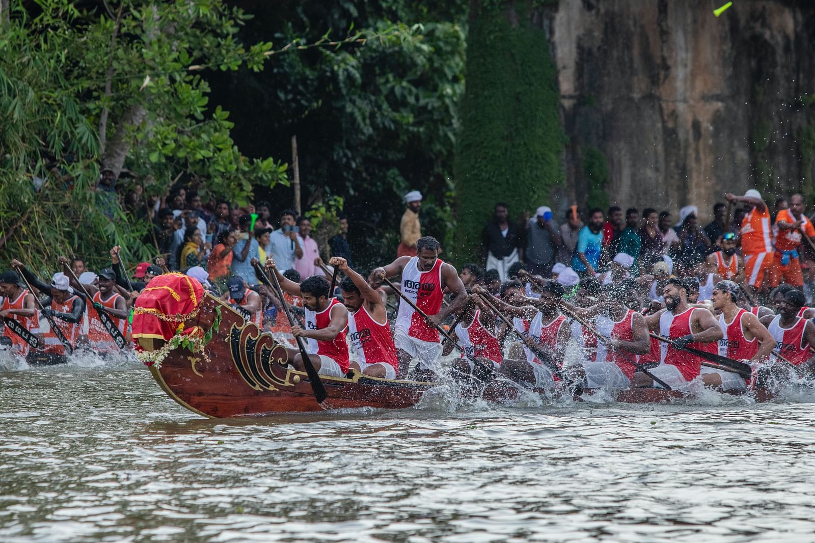 an image of People rowing in Vallam Kali 