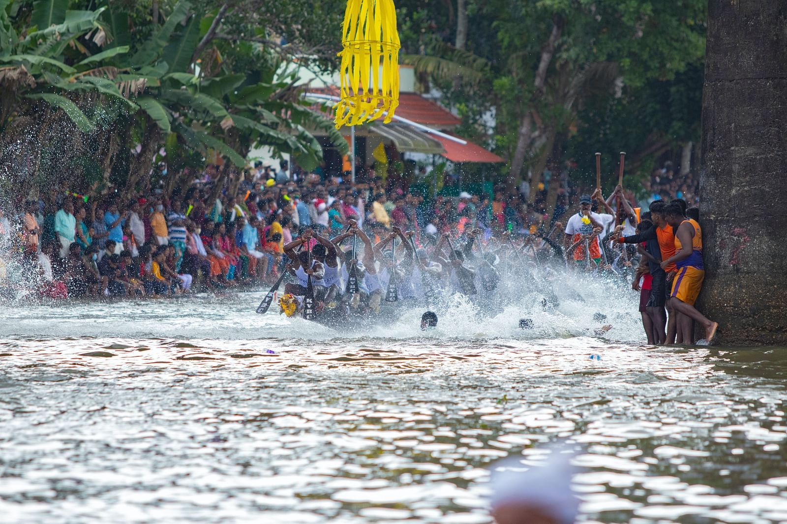 People participating in Vallam Kali 