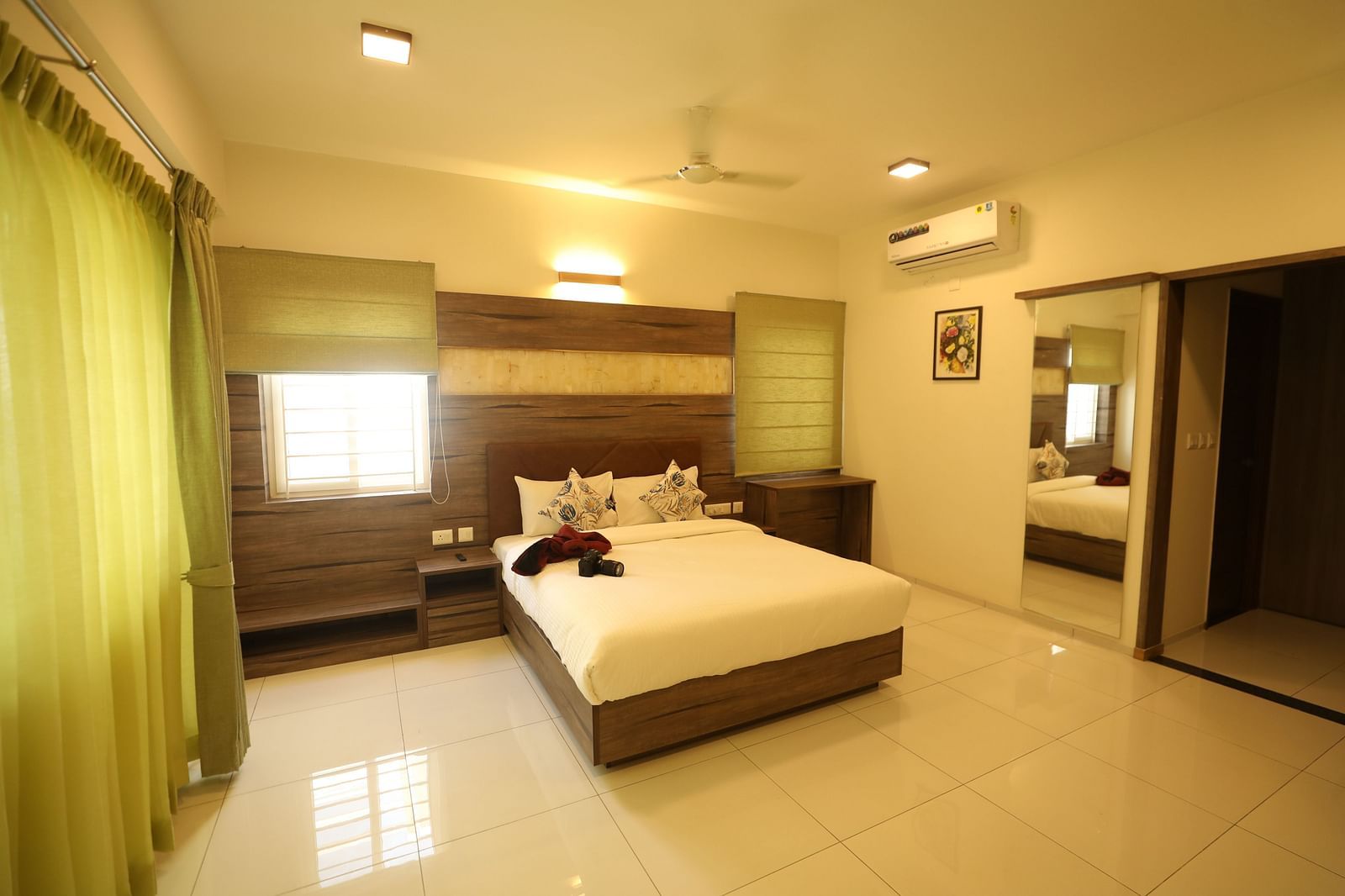 A hotel room with a large bed, ambient lighting and cupboards - Welcome Inn Hotels
