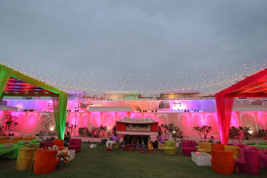 the outside lawn decorated for a party - Buena Vista