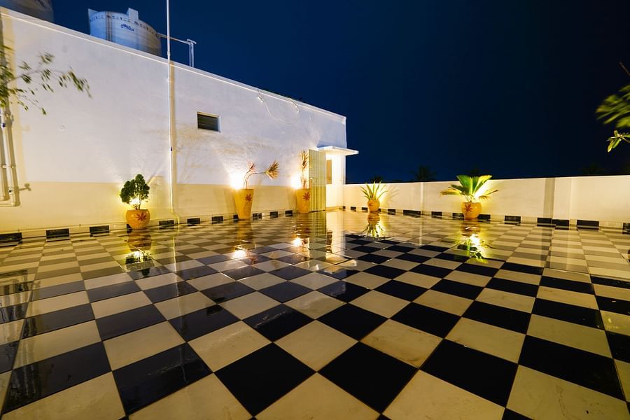 alt-text Le Poshe Luxury terrace 3