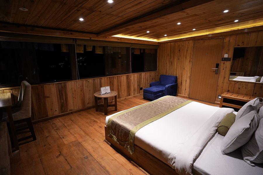 alt-text Comfortable wooden room with a queen-size bed and mountain view