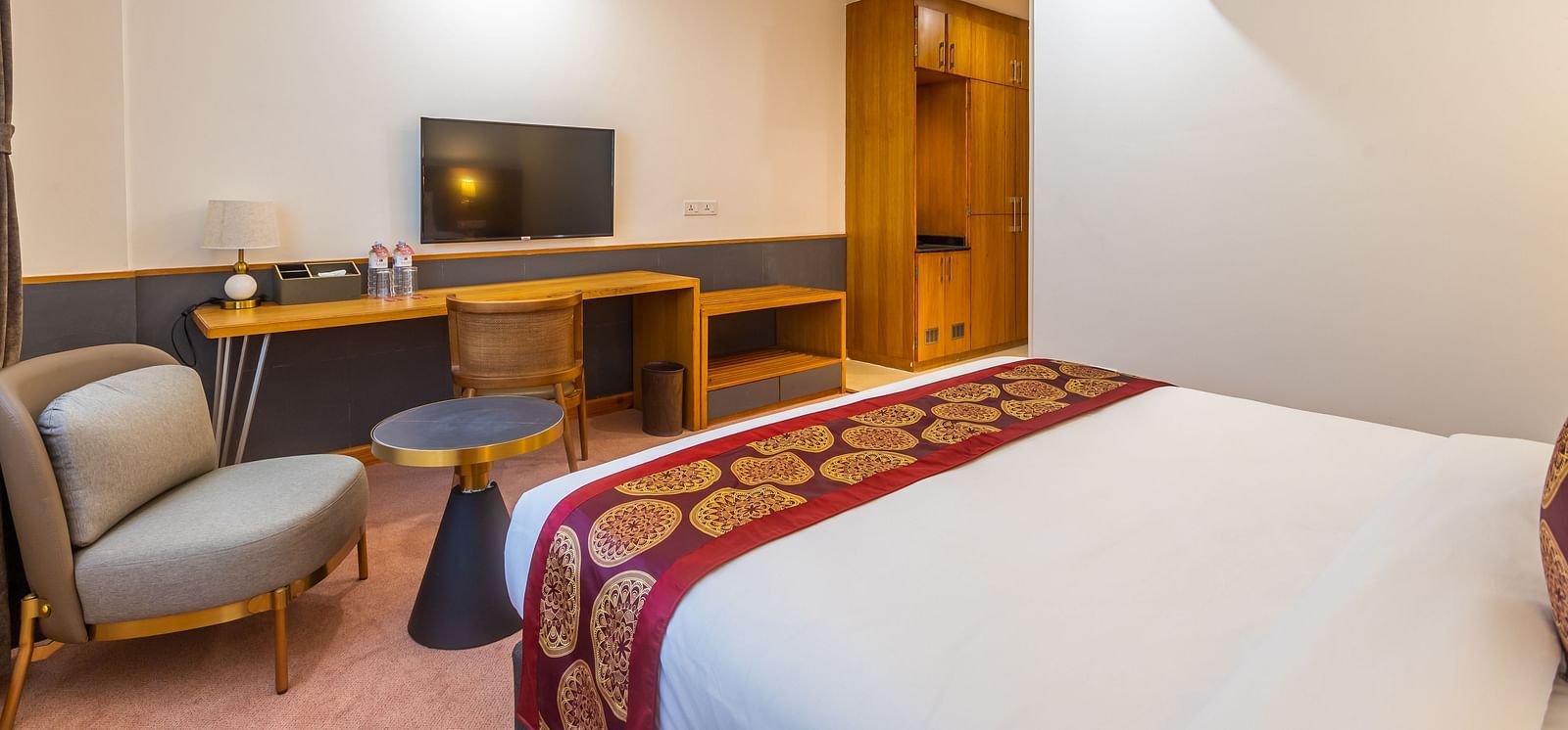 Deluxe King Room Image Number 3