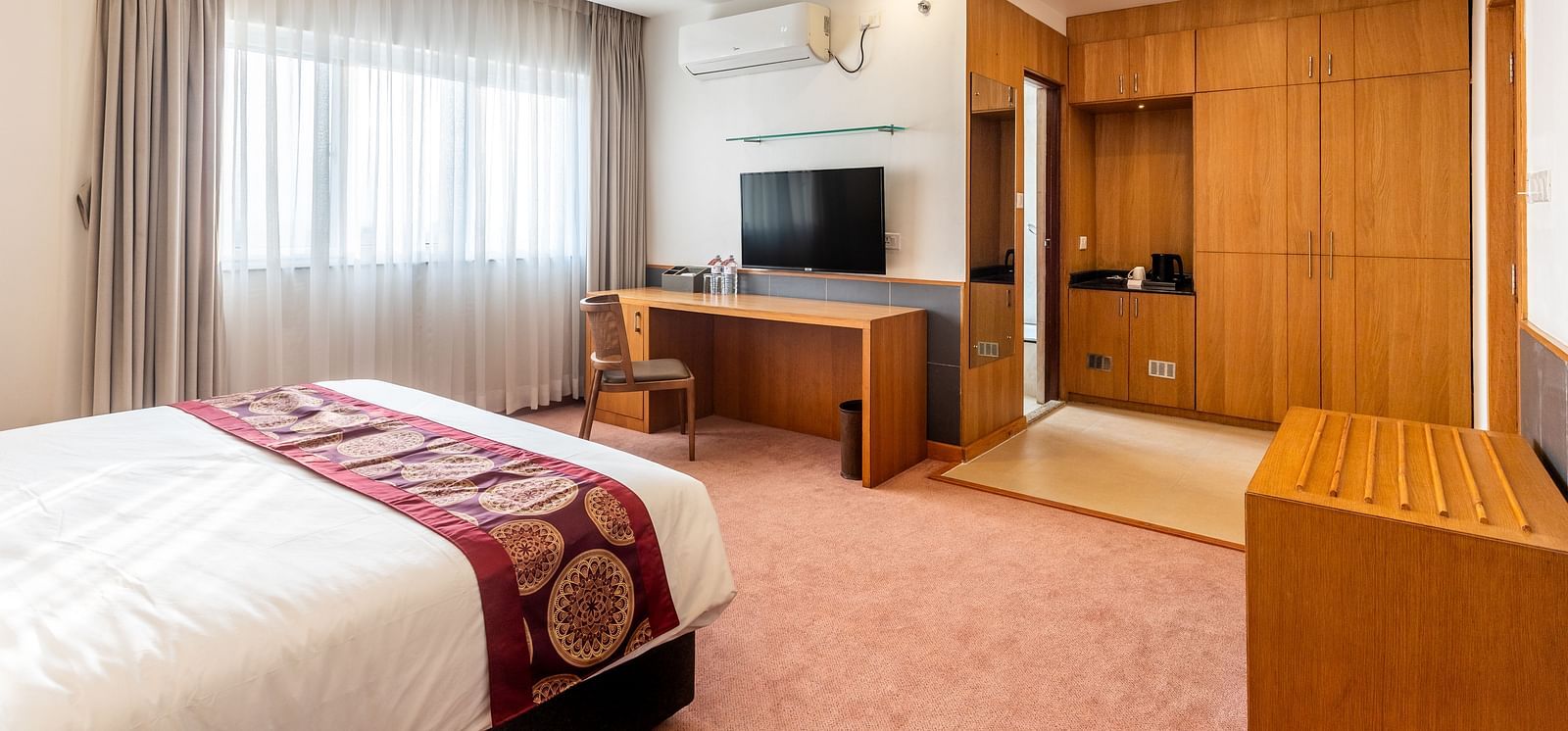 Superior King Room 10