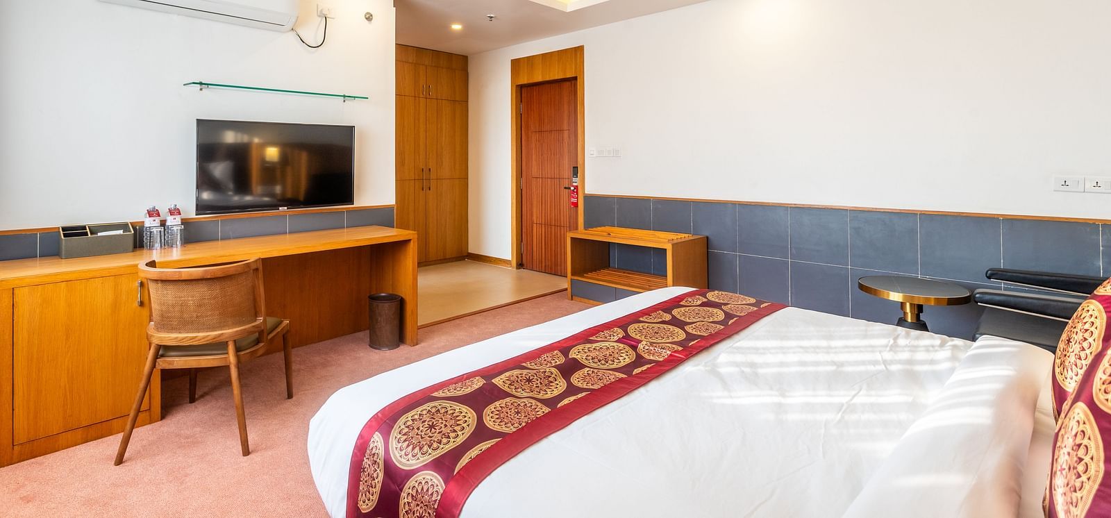 Superior King Room 8