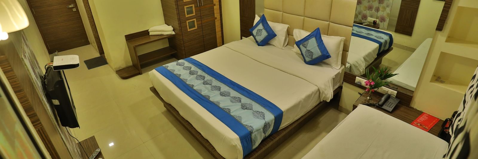 A comfortable room featuring a spacious bed, a television, and a harmonious colour scheme - Retreat Heritage, Lonavala