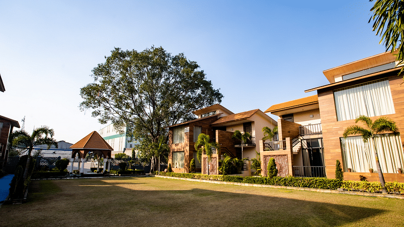 View of The Lawn of the Maharaja Villa in The Wedlock Greens Hotel & Resort, Dhanbad