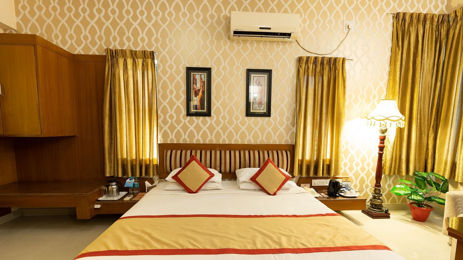 A double bed with side table and a lamp inside one of the rooms - Hotel Pai Vista, KR Road