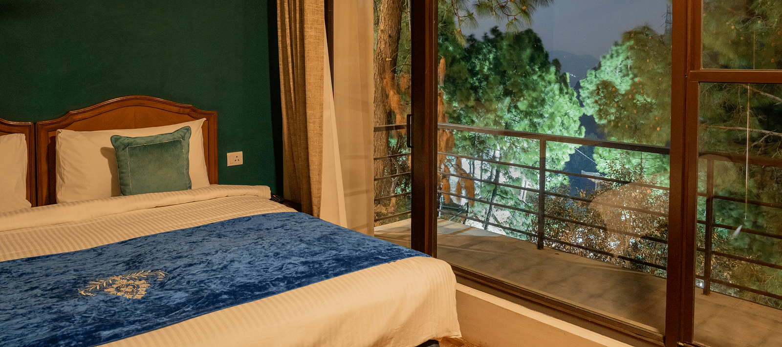 Suite with a king size bed and a balcony at BluSalzz Escapade Resort, Lansdowne.
