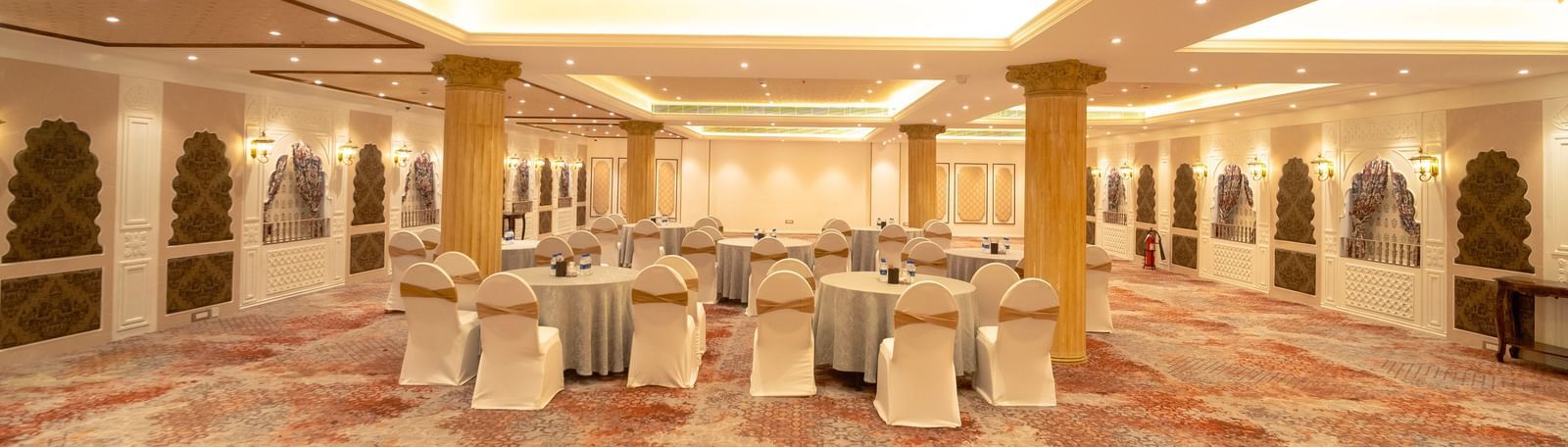 Grand ballroom with opulent lighting and luxurious carpeting - Kaldan Samudra Palace