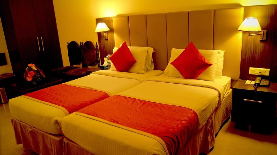  Hotel Yasodha Towers - Interior view of a room containing a double bed with lamps on either sides