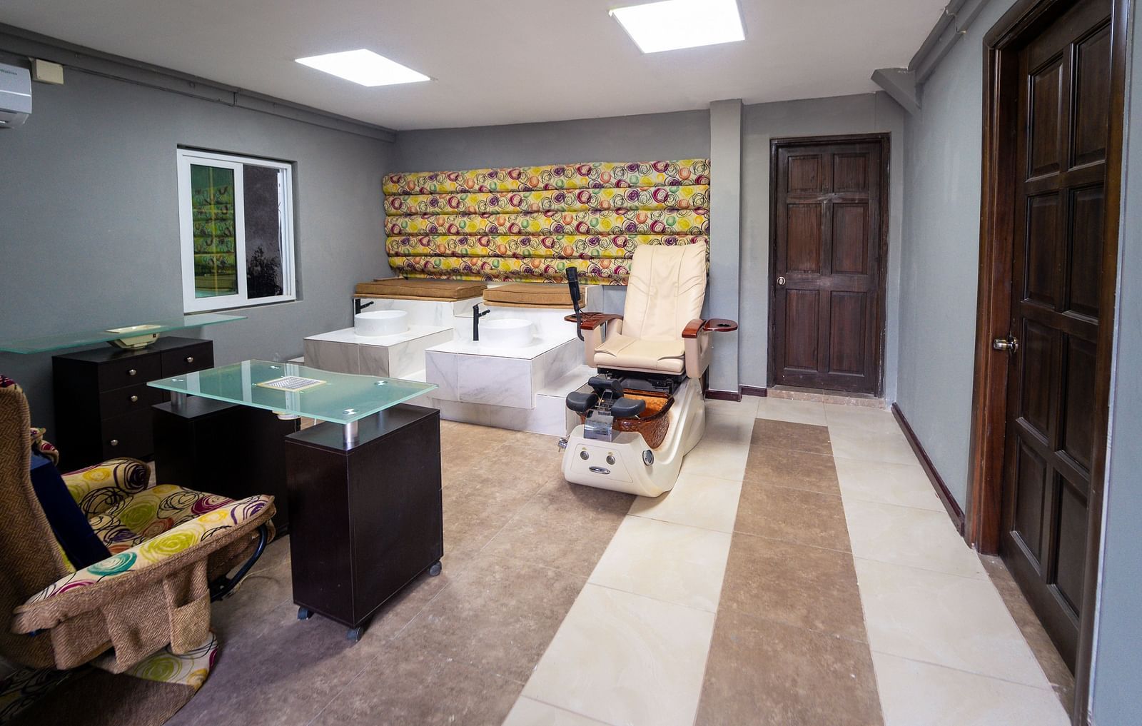 A spa in Montego Bay with a massage chair, and two hair washing chairs - Hotel 39, Jamaica (Montego Bay)