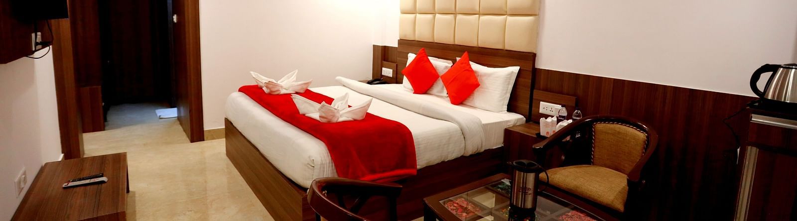 Side view of a room with a bed and a seating area on the side Amara Hill Queen, Mussoorie.