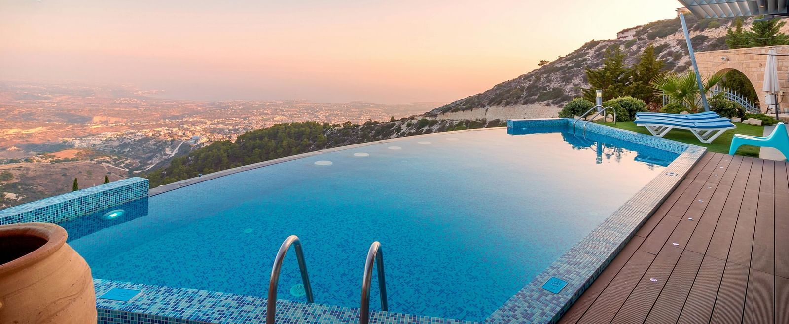 Infinity pool overlooking a breathtaking panoramic view of the mountains.