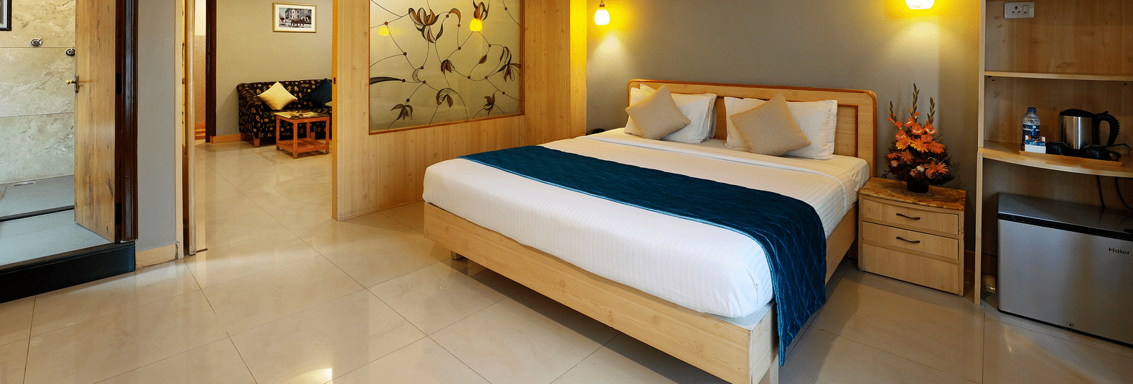 A Suite with modern amenities and a luxurious king size bed - Cross Roads Inn, Bengaluru