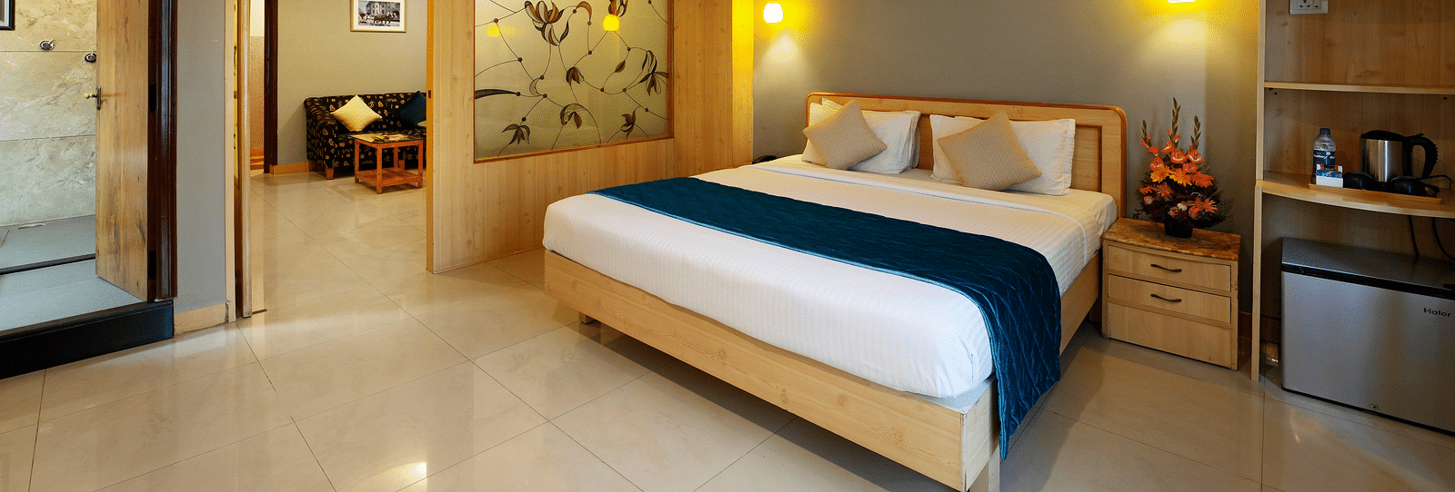 A Suite with modern amenities and a luxurious king size bed - Cross Roads Inn, Bengaluru