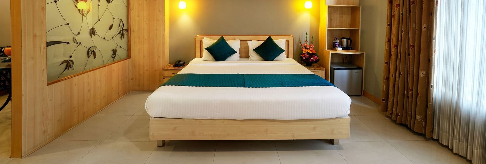  A luxurious Suite with a cosy king size bed and soft lighting - Cross Roads Inn, Bengaluru