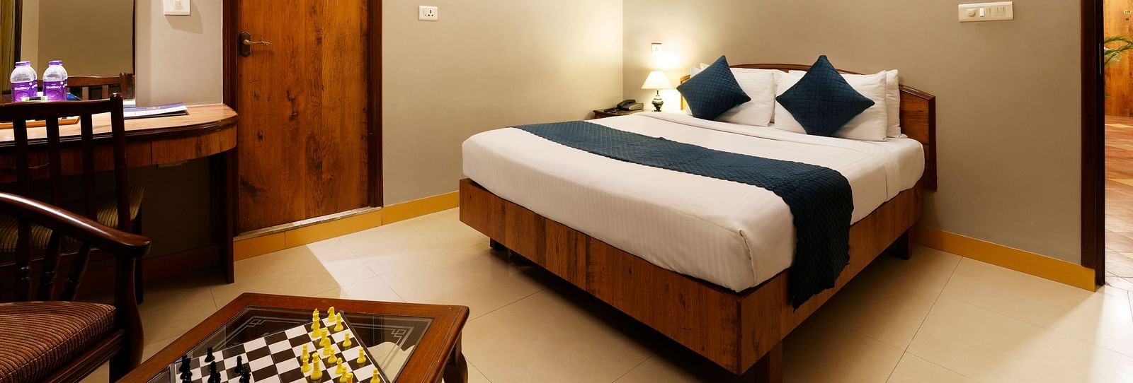 A cosy room in J. P. Nagar with a queen size bed, a chessboard, and ambient decor - Cross Roads Inn, Bengaluru
