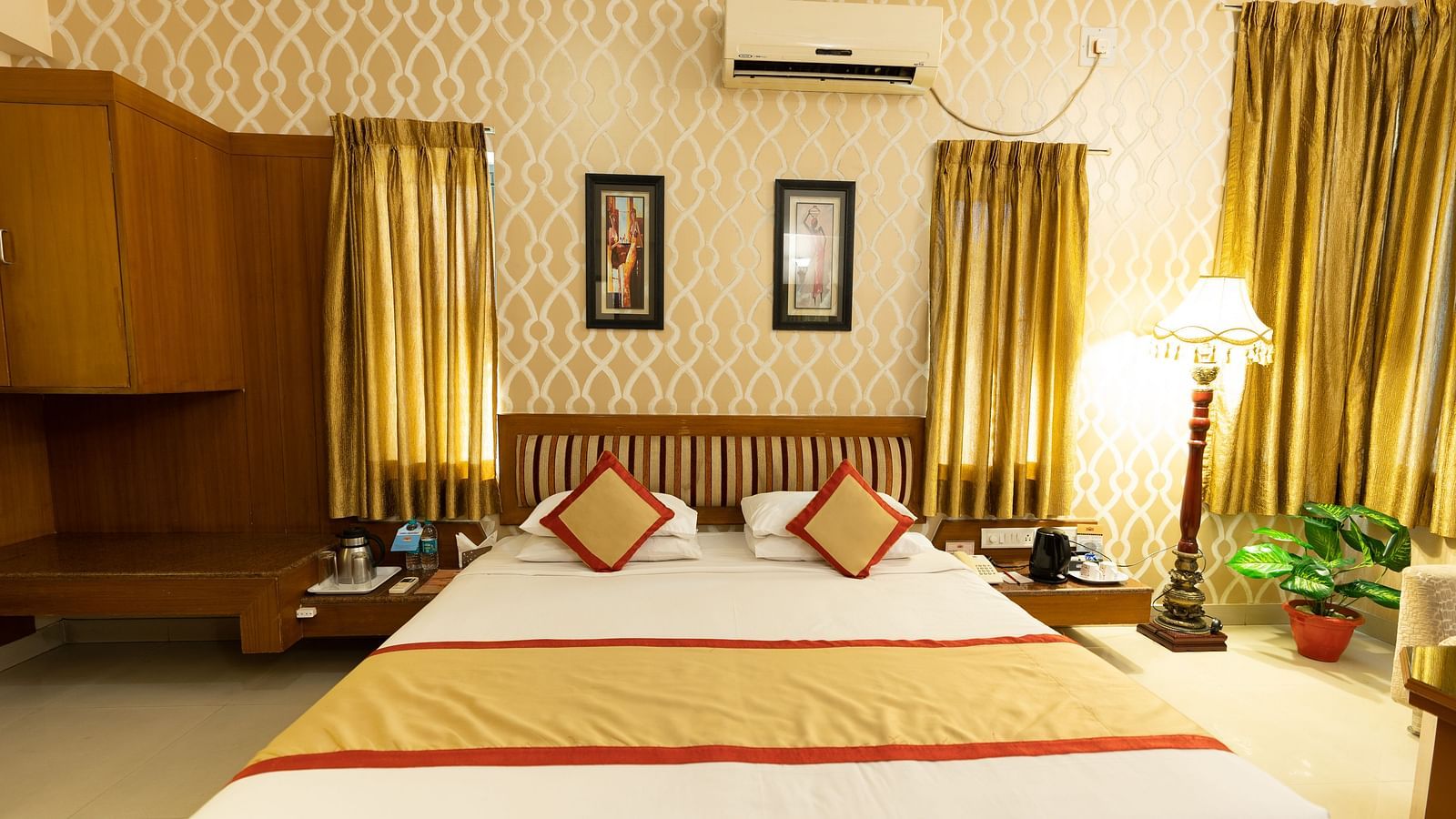 A double bed with side table and a lamp inside one of the rooms - Hotel Pai Vista, KR Road
