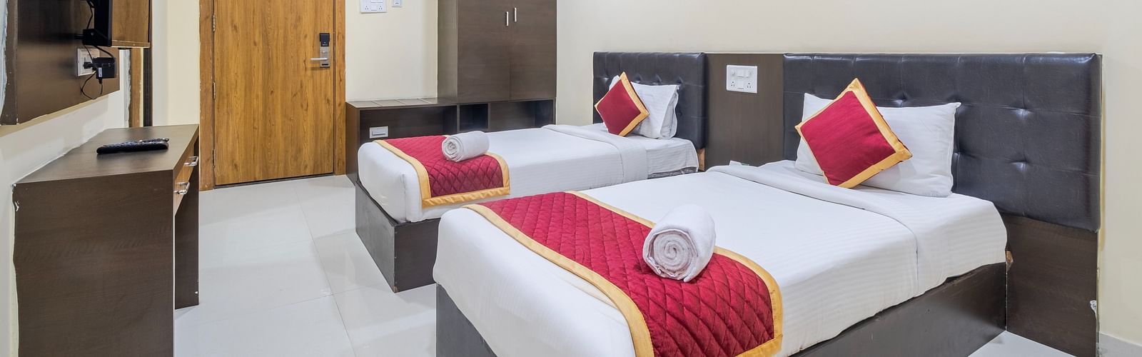 Premium room with two cosy beds and wall-mounted TV at Lemonridge Hotels