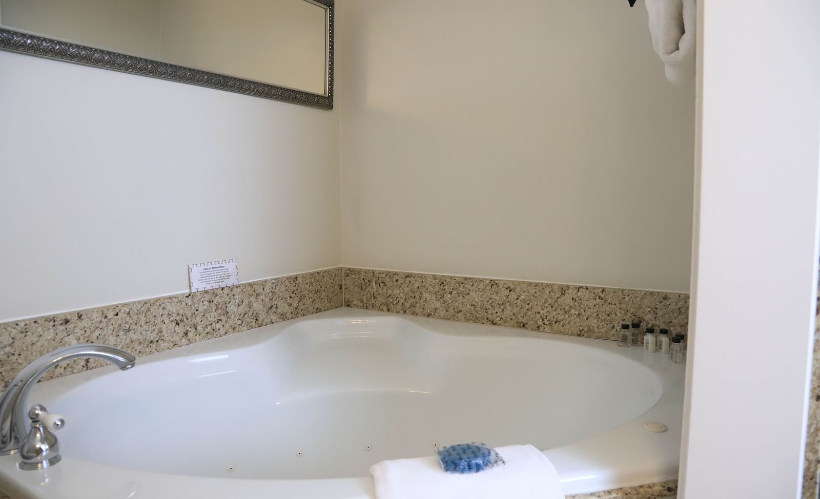 Corner whirlpool bathtub in a private bathroom at Hartstone Inn