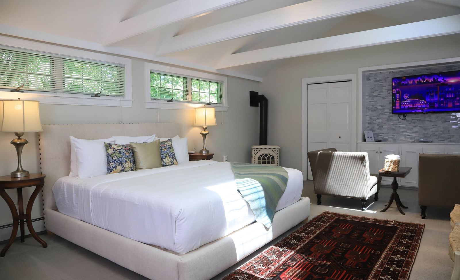 Spacious bedroom with white bed and beams at Hartstone Inn