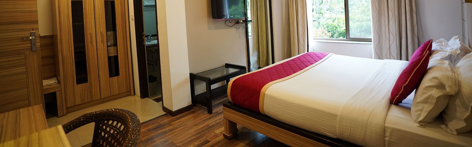 an image of a executive deluxe room with a cupboard 