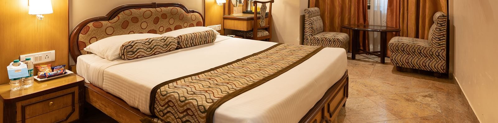 A room with a double bed at Hotel Pai Viceroy, Jayanagar