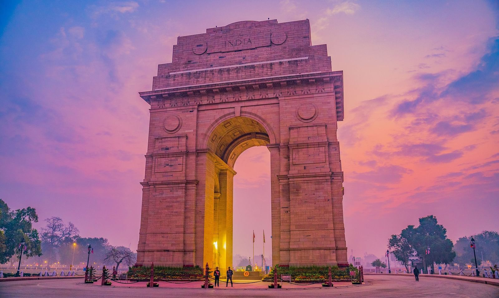a beautiful image of the india gate in delhi on an evening