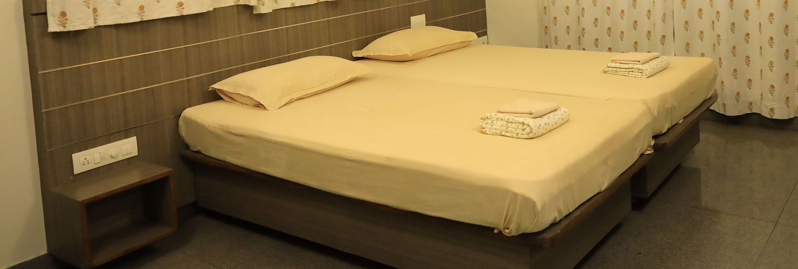 A cosy bedroom at Wyt Hotels Transit Nest, Madurai featuring a comfortable bed and soft pillows.