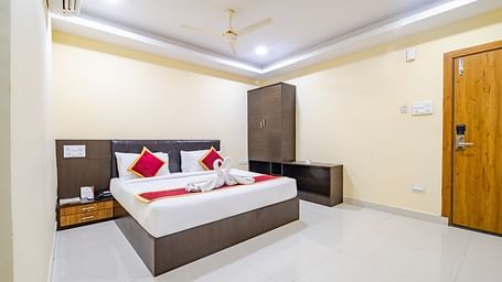Executive room view with corner wardrobe at Lemonridge Hotels
