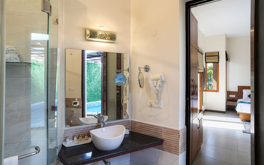 lagoon suite bathroom - Corbett Panorama Resort, Ramnagar