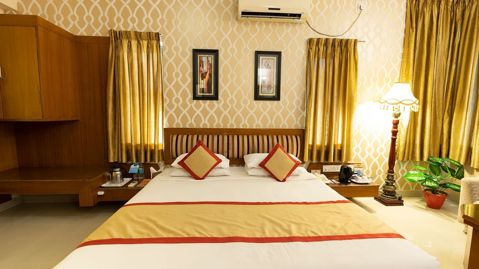 A double bed with side table and a lamp inside one of the rooms - Hotel Pai Vista, KR Road