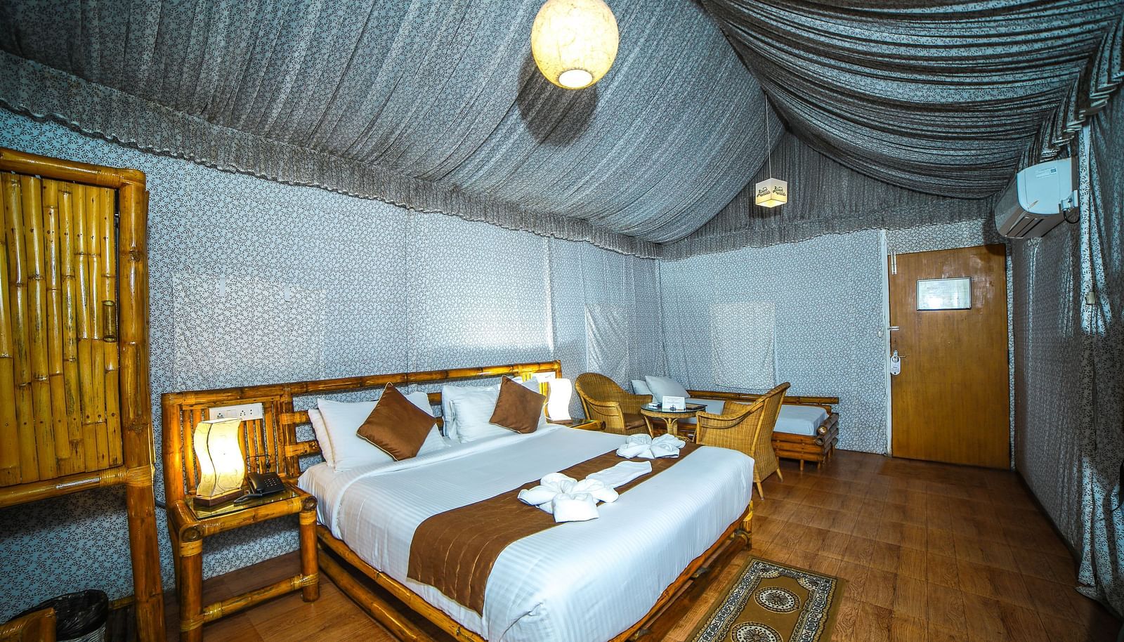 Image of a room with a bed and a rug in front of it at WOW Bison Woods.