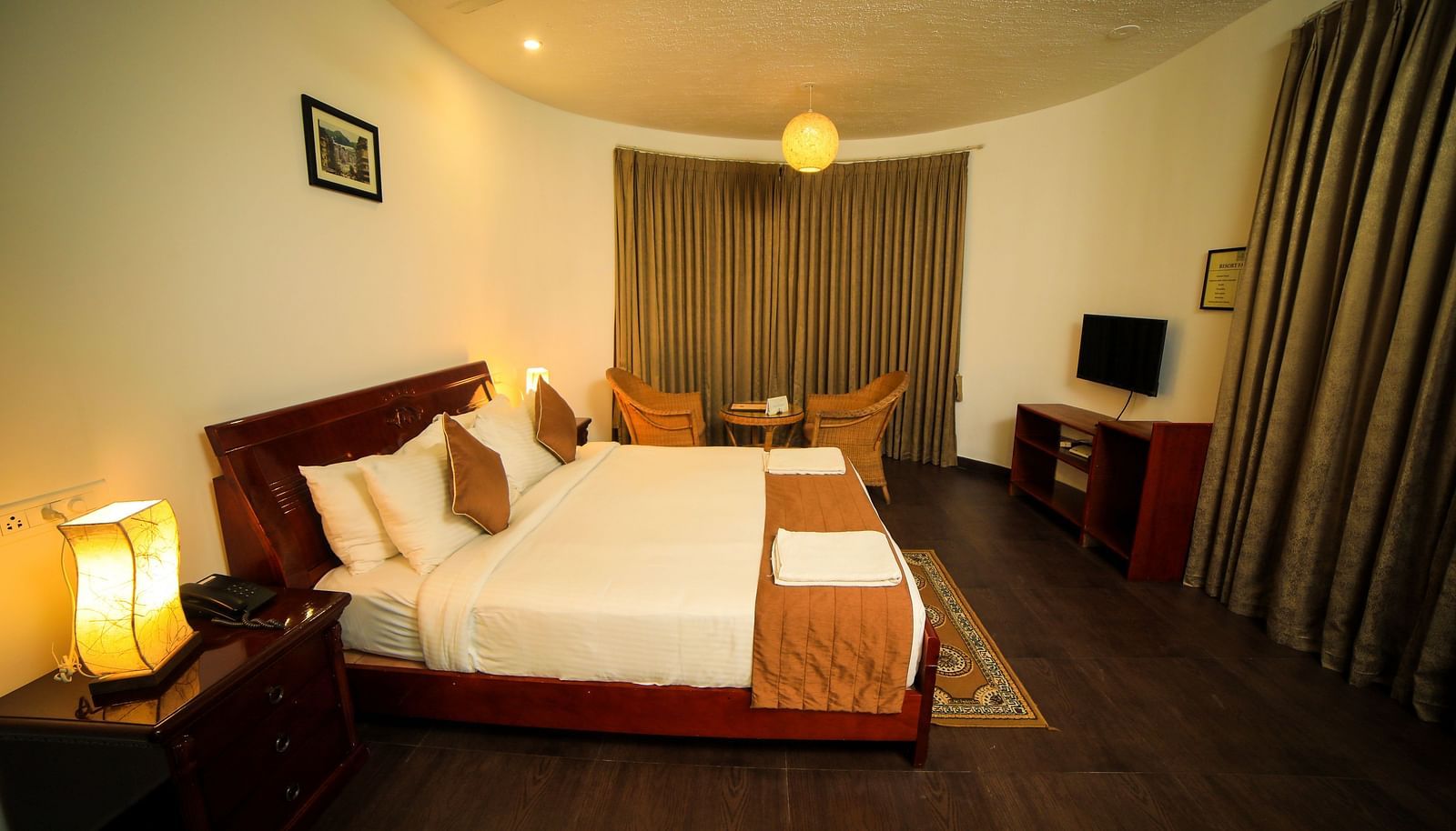 Side view of a room with a bed and a photo frame above the bed at WOW Bison Woods.