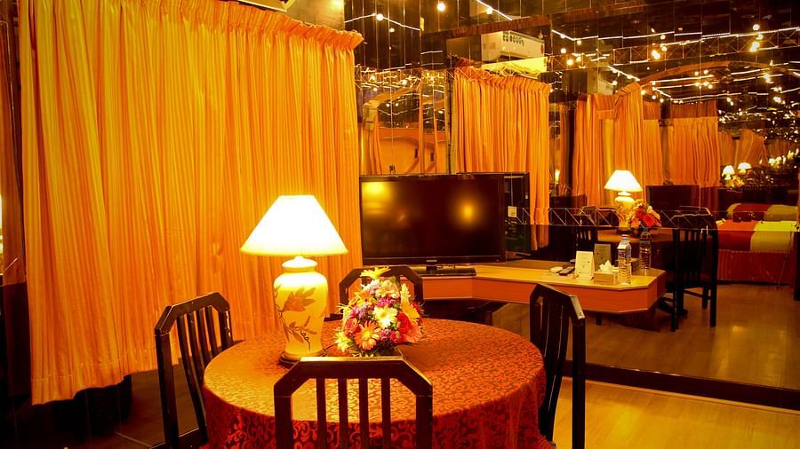  Hotel Yasodha Towers - Interior view of a room containing a mirror in the background and a table containing a lamp
