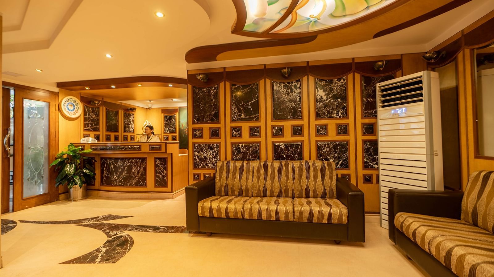 The lobby area at Hotel Pai Viceroy Jayanagar featuring ambient lighting and a cosy sofa