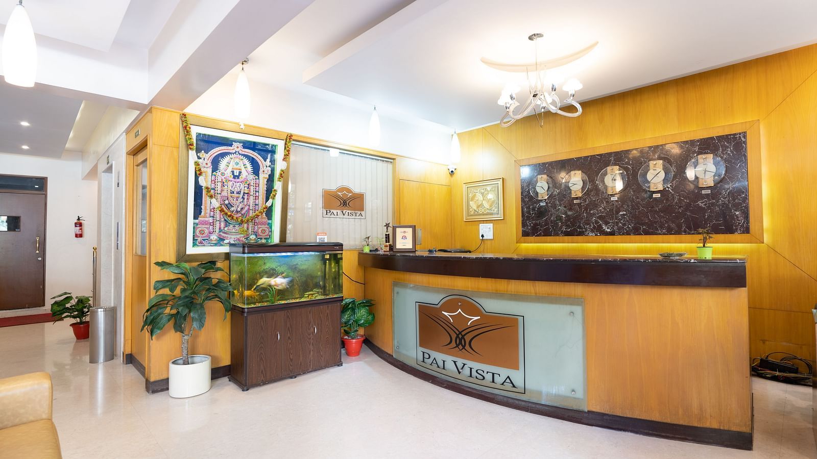 Overview of the lobby with the reception desk in view - Hotel Pai Vista, KR Road