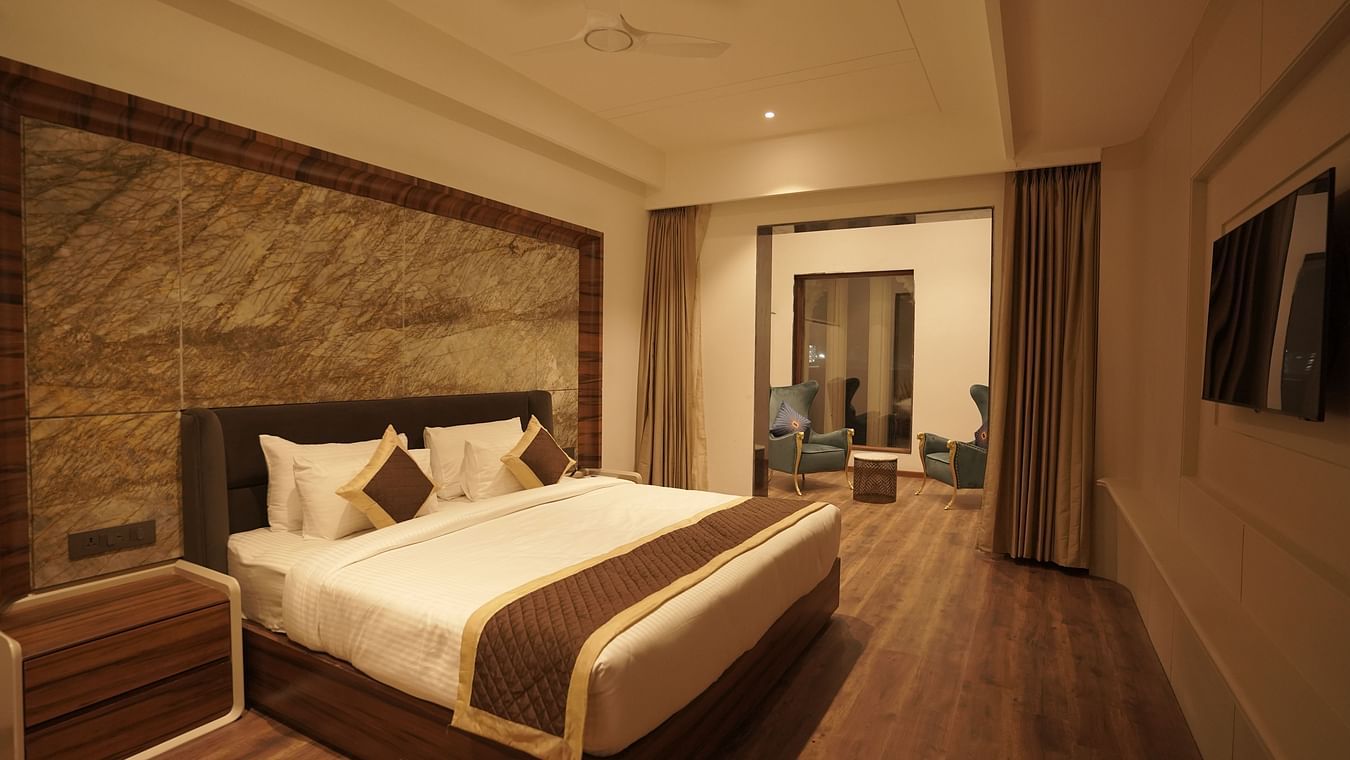 Superior room with king size bed and other amenities at Classic Sapphire by Ananta