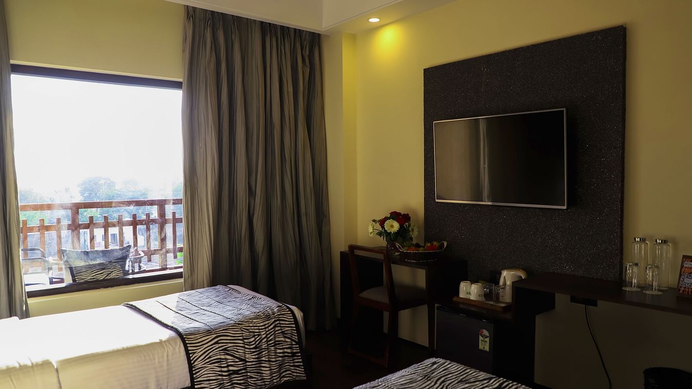 Twin room with television 