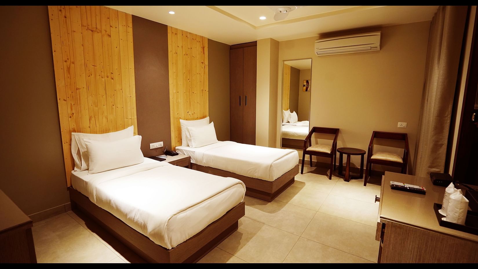 A room with twin beds at Five Elements Hotels Maplewood Premier