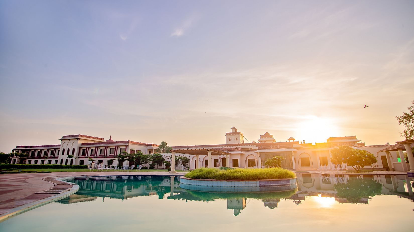 Ummed Hotels - Beautiful view of the pond and the facade
