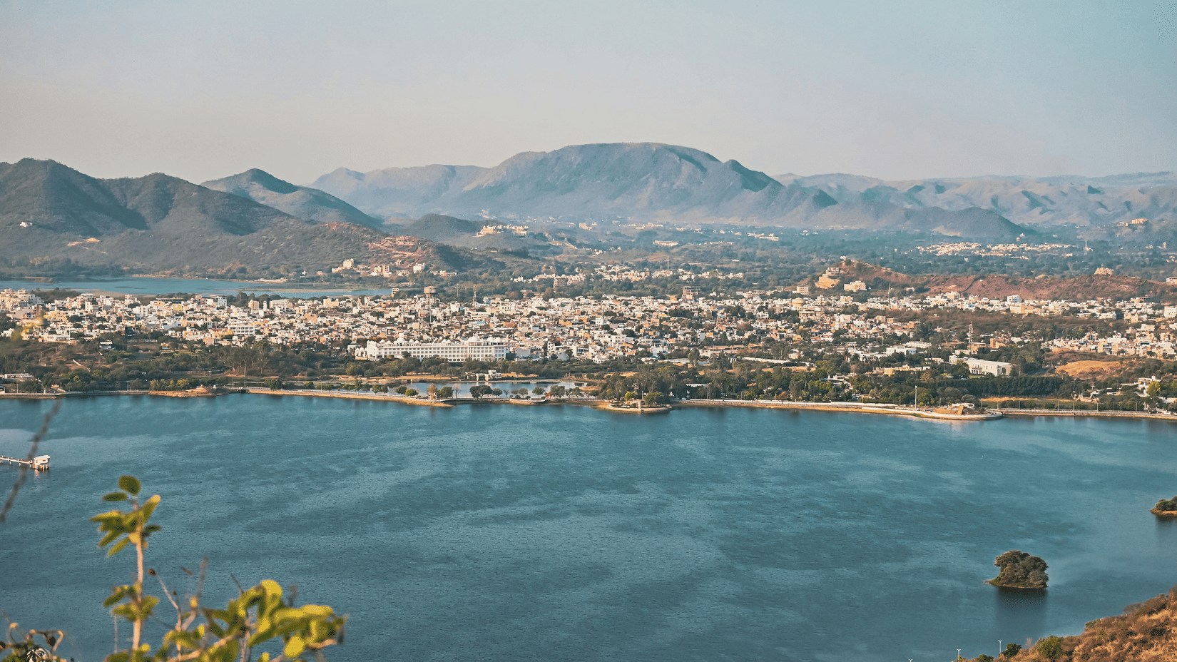 Elevated panoramic view of Fateh Sagar Lake and the surrounding Aravalli Hills in Udaipur