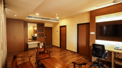 V Five Hotel - full view of Suite room