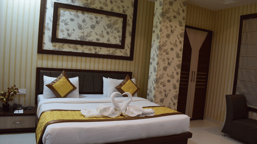 An elegant and well-furnished bedroom with modern decor at Hotel Uday Palace, offering premium hotel rooms in Varanasi.