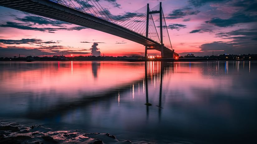 howrah bridge at dusk