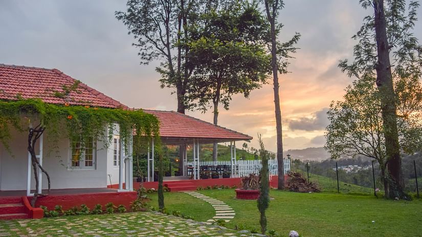 A lovely cottage in the midst of a lush green field - Ibex Stays & Trails, Coonoor (Leewood)