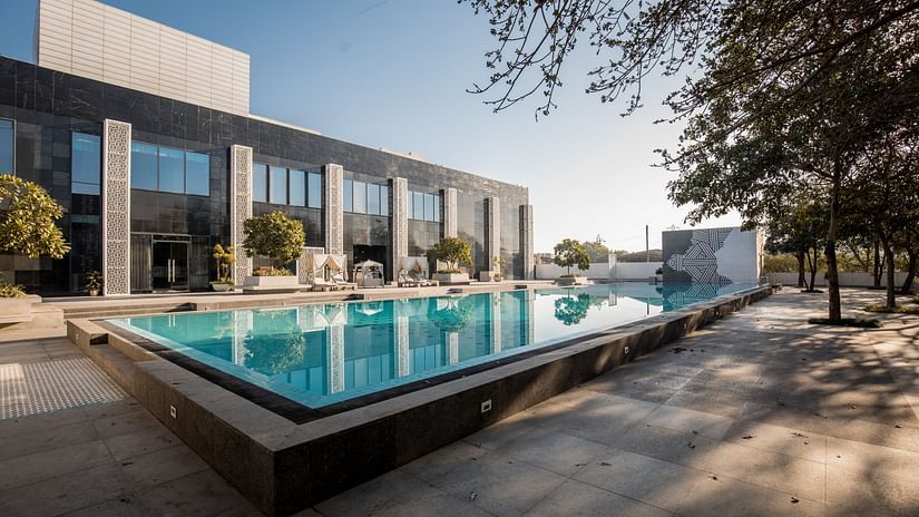 An overview of the swimming pool at Karma Lakelands.