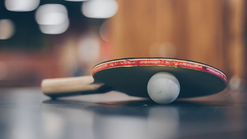 Picture of the TT racquet and the ball